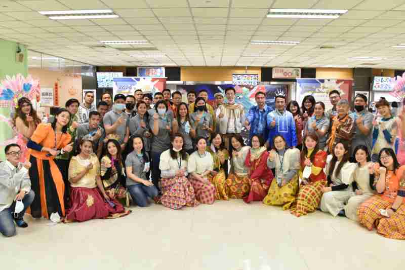 友達推動「安心、、創新、、、用心、、、同心、、盡心」五星職旅，，，，為菲籍員工打造全方位照護，，首度贏得「人權實踐與發展領袖獎」殊榮