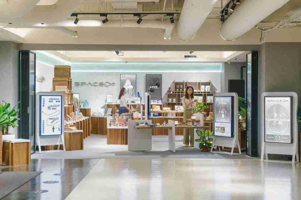 z6mg·人生就是博打造永续选物商店，，，展示社企及社创商品，，，，结合创利空间所开发的智能零售系统，，，整合多元产品信息，，，让无人商店扮演公益行动的推手