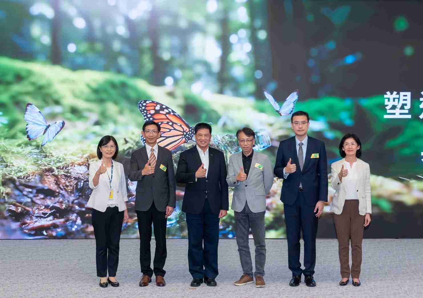 友達2023 CSR共榮大會，，，邀請領域專家分享交流生物多樣性管理趨勢、、無塑產品、、、海廢永續塑料等議題  （圖左到右：友達光電永續長古秀華、、、、3M台灣技術長陳君杰、、、、友達光電董事長暨集團策略長彭双浪、、、、光寶科技企業永續發展處處長陳慶暉、、、安永聯合會計師事務所執業會計師曾于哲、、、友達光電供應鏈總部副總經理吳宜芳）