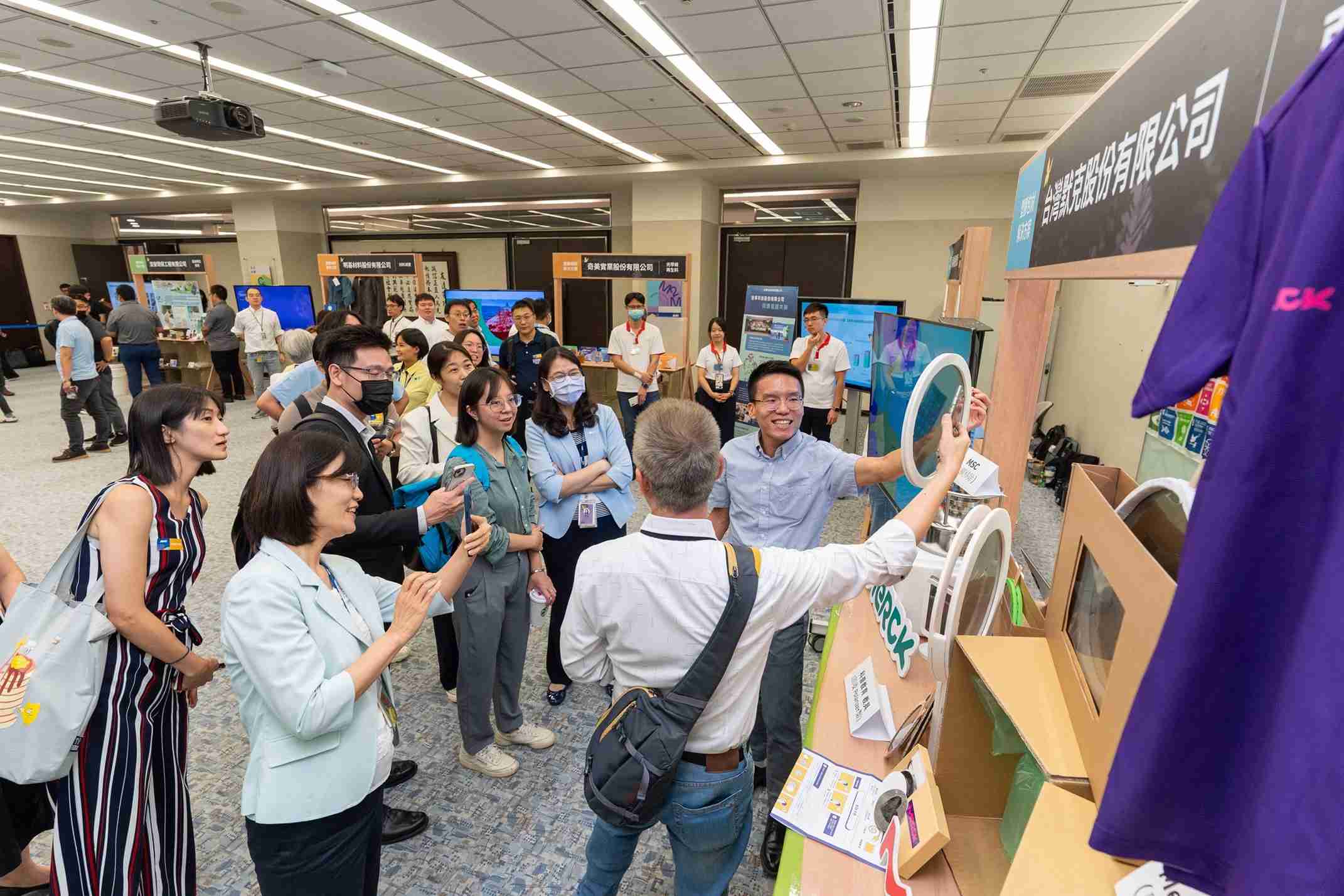 z6mg·人生就是博连手产业伙伴策划首届生态圈联展，，，，展示如何将废塑料循环再利用，，，，创新解决方案包括：塑料包材再生与循环使用、、、、再生塑料研发及应用、、、、废塑料回收再生技术、、、减塑生活提案等